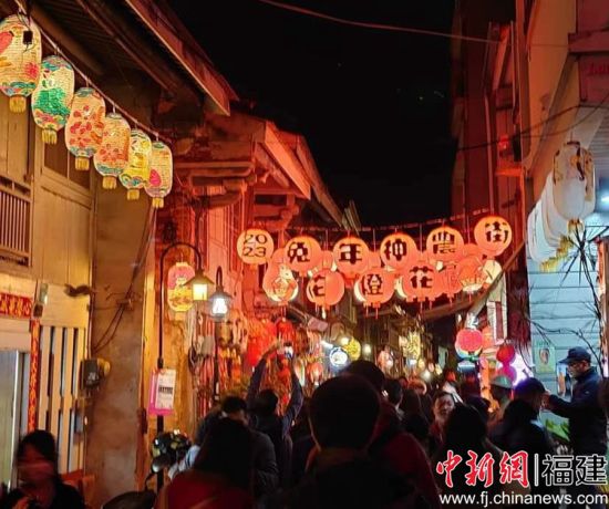 泉州花燈給臺南古街增添濃濃的年味。